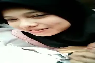 Jilbab Hitam BJ Di Mobil